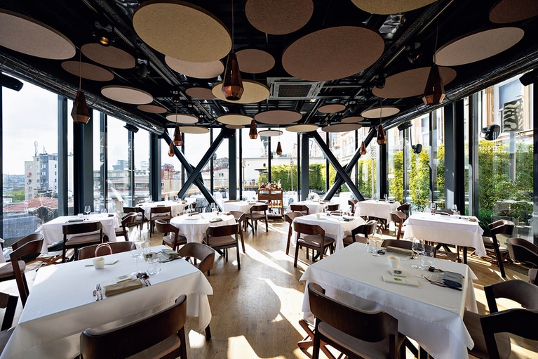 金角湾や旧市街地が一望できるダイニング。夏はテラス席も開放される。