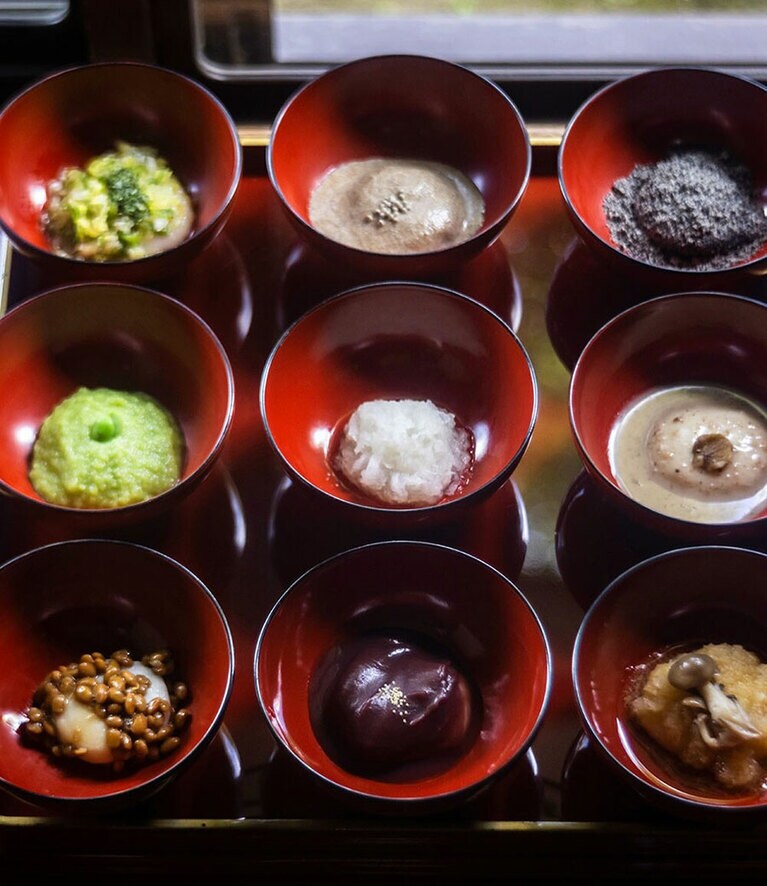 「蔵元レストラン せきのいち」の、9種の餠とお雑煮、甘酒がセットになった「果報餠膳」。