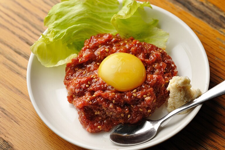 ニンニクをたっぷり効かせた「琥羊」のスタミナメニュー「十勝足寄町 永井畜産の馬肉 桜ユッケ」1,500円。