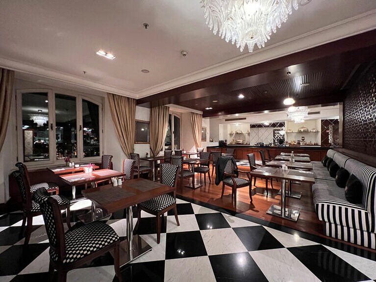 ロビー横のメインバーとは別に、「アガサ・レストラン」にも軽食とドリンクを楽しめる一角がある。