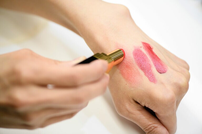 手の甲に塗ってみました(左から、「ルージュ ココ フラッシュ 78」「同 70」「ルージュ ココ ブルーム 144」。