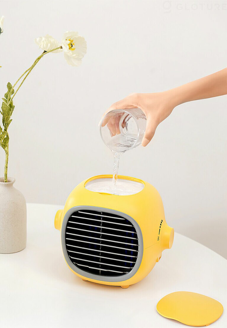 水タンクは200ミリリットルの大容量で、中身を直接ふたで覆うことができるデザイン。注水のときに水タンクを分離する必要がなく、手間も省けます。