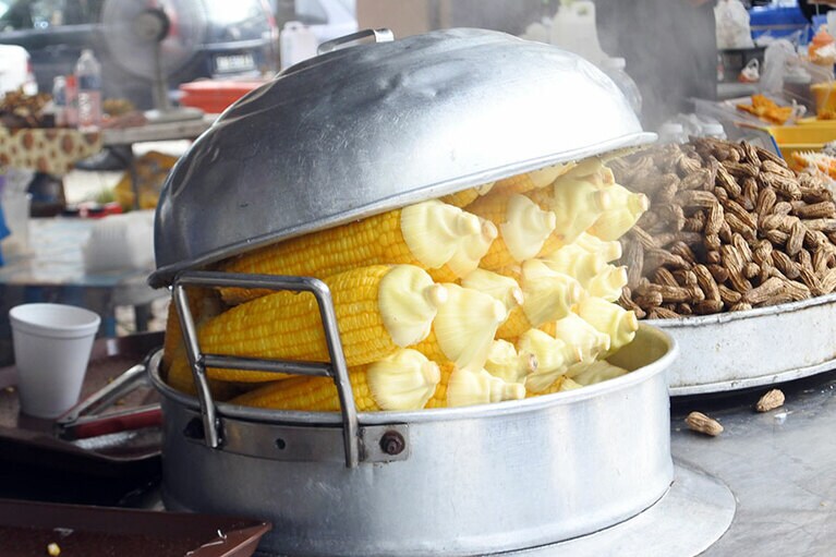 屋台の美味しそうなにおいに誘われます。