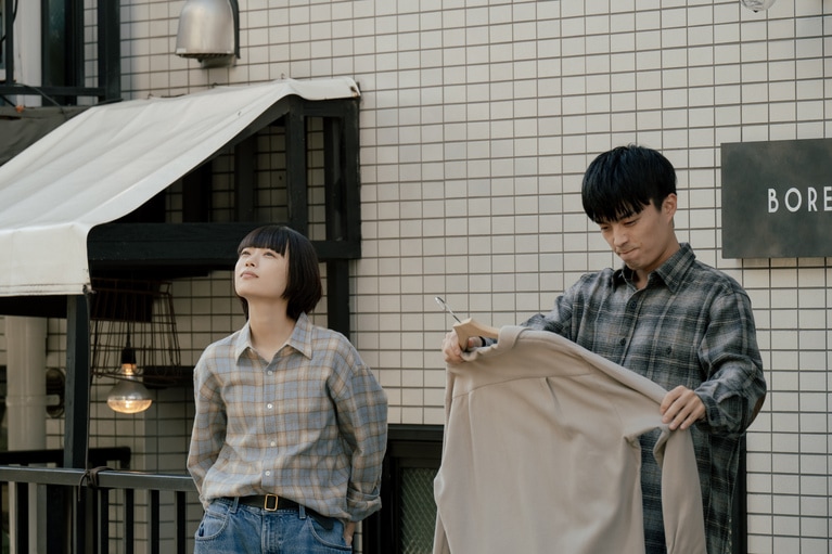 文菜は古着屋でアルバイトをしている。©日本テレビ