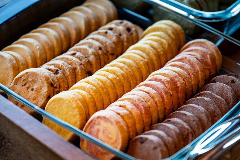 デザートワゴンには季節の焼き菓子がずらり。