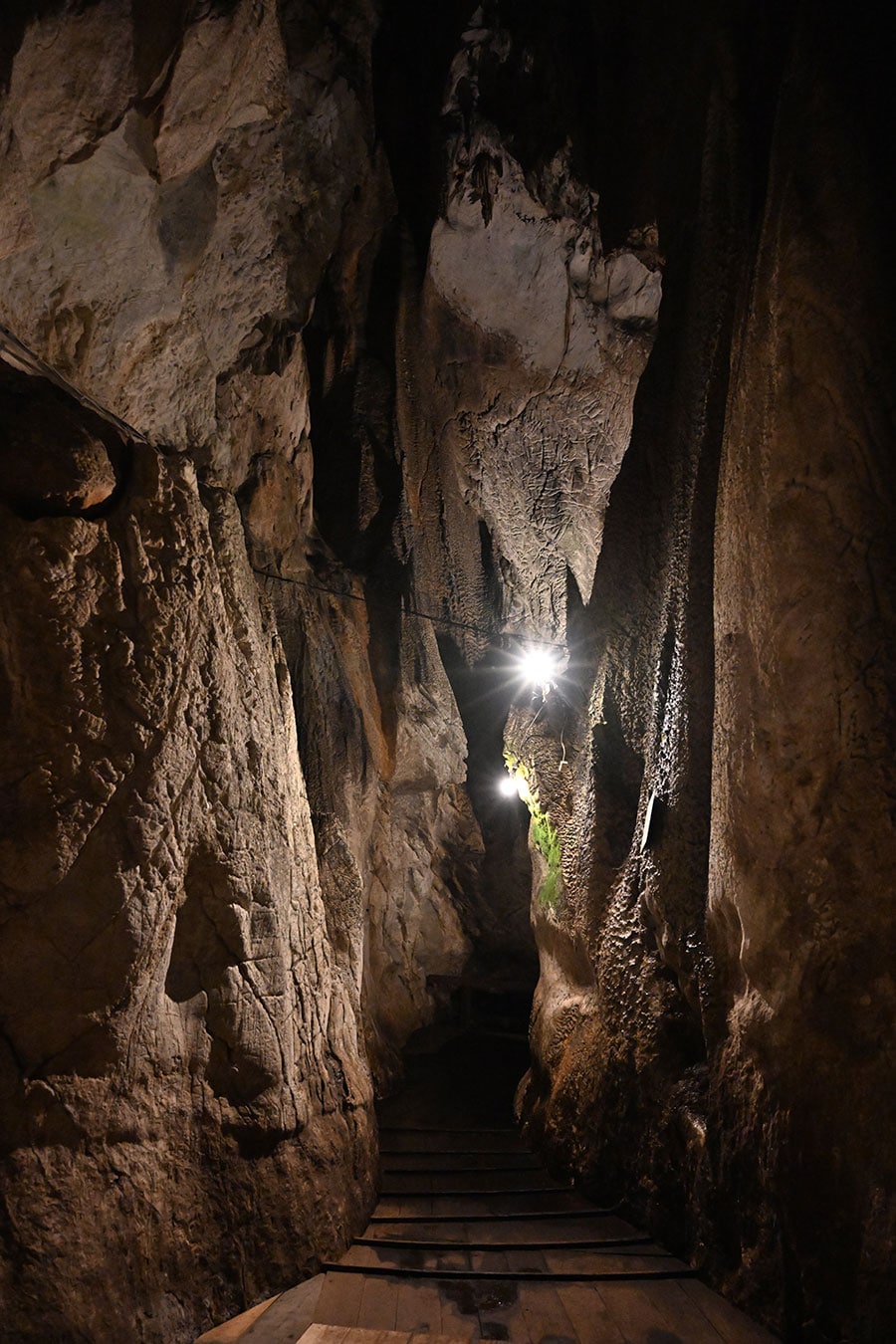 白雲洞は石灰岩でできた奥行き200メートルの鍾乳洞窟。