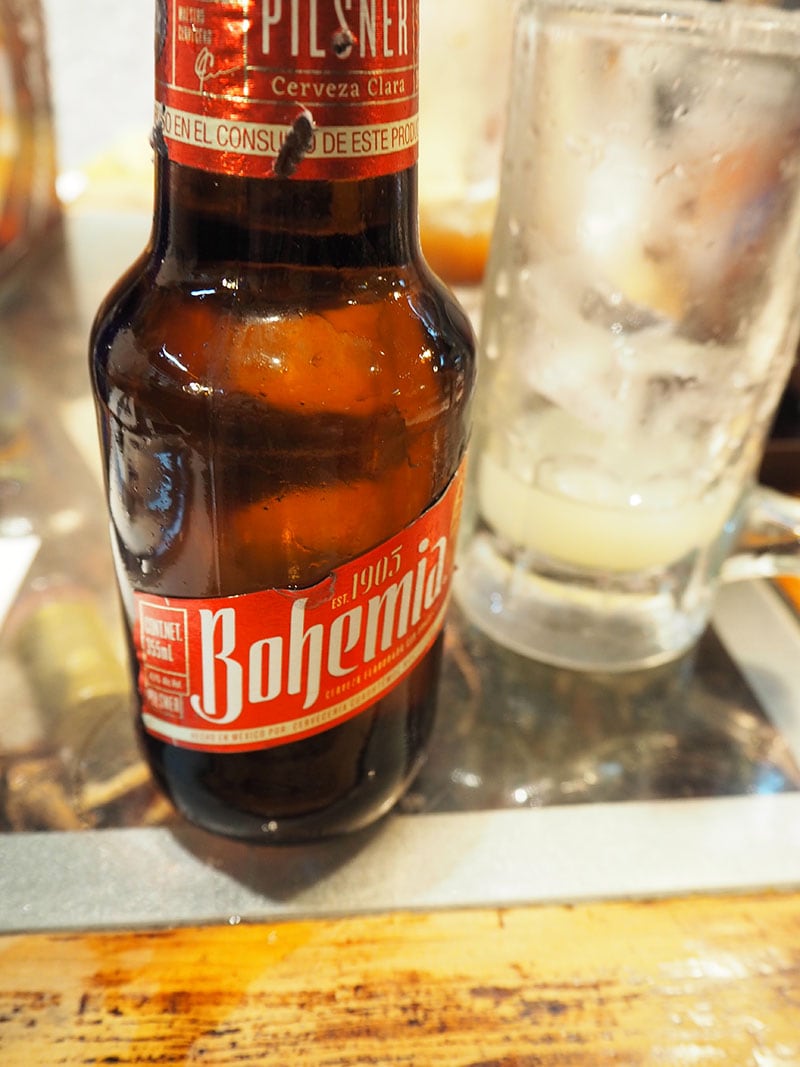 メキシコ・シティで飲んだライムジュース入りのグラスにビールを注いだミチェラーダ。さっぱりしておいしい。「エル フォゴンシート」にて。