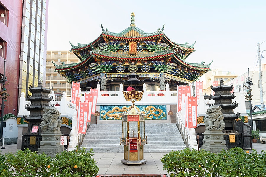 色彩の美しい「天后宮」の門をくぐると、艶やかな八角の廟堂が鎮座。