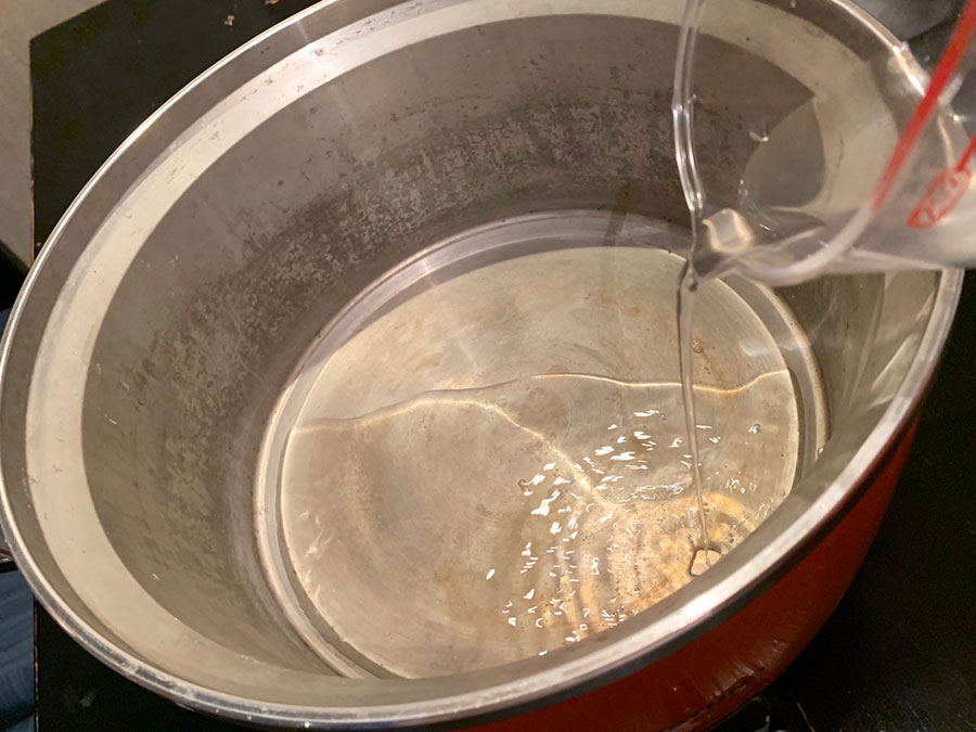 唯一の調理のポイントは外鍋に入れる水の量。この量で仕上がりの味や食感が決まります。