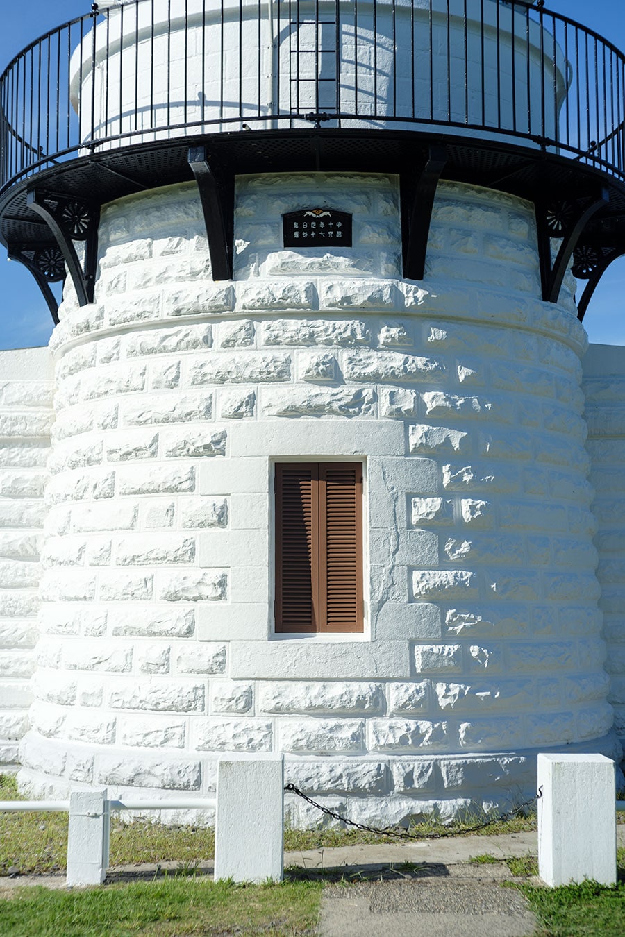 白亜の灯台と呼ばれる禄剛埼灯台には日本で唯一「菊の御紋」が設置されている。