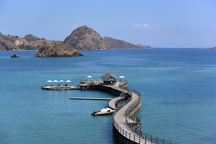 くねくねと蛇行した桟橋が印象的なアヤナ コモド リゾート ワエチチュ ビーチ。