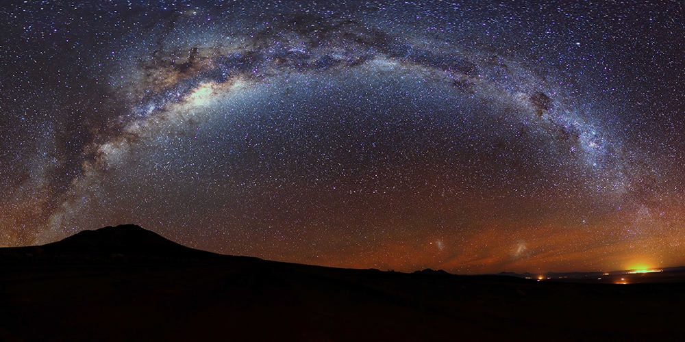 アタカマ砂漠に輝く天の川。写真提供：国立天文台