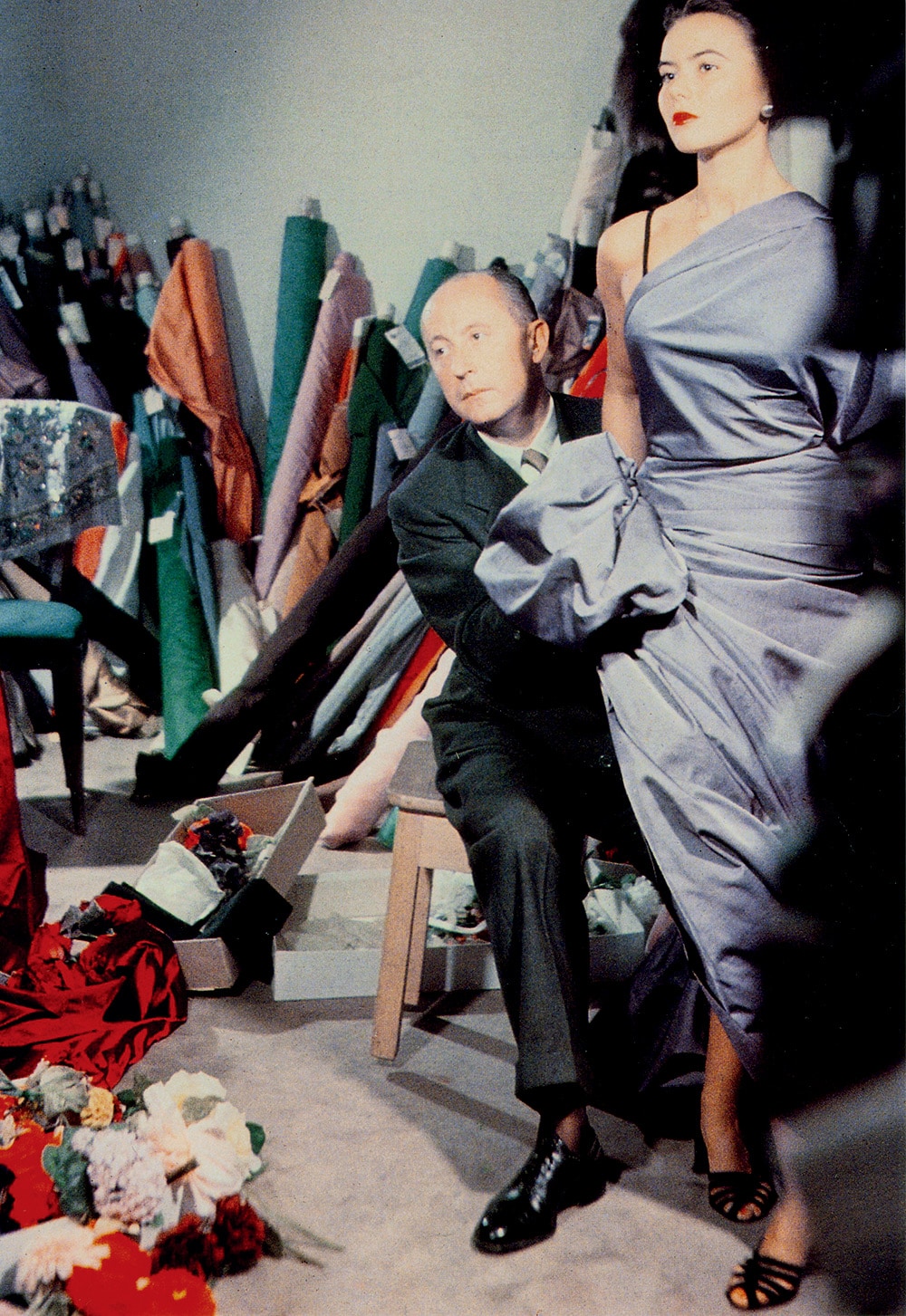 1948年頃に撮影されたクリスチャン・ディオールとモデルのシルヴィー。この写真がエキシビションのエントランスにも使われている(Courtesy of Christian Dior)