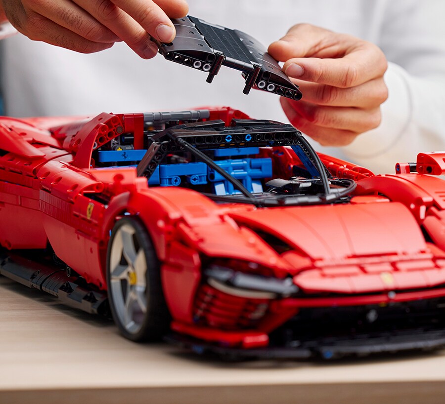 レゴ🄬 テクニック フェラーリ Daytona SP3 高さ：約14㎝、長さ：約59㎝、幅25㎝　47,980円。©2022 The LEGO Group.