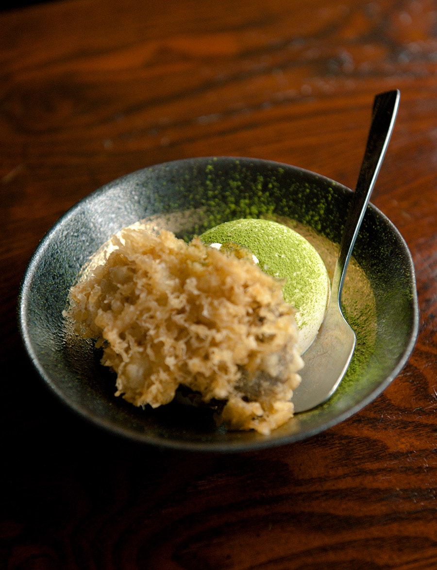 小倉アイス 500円(税込)。熱々のあんこの天ぷらと冷たいアイスがマッチして美味。ほろ苦い抹茶パウダーもアクセント。