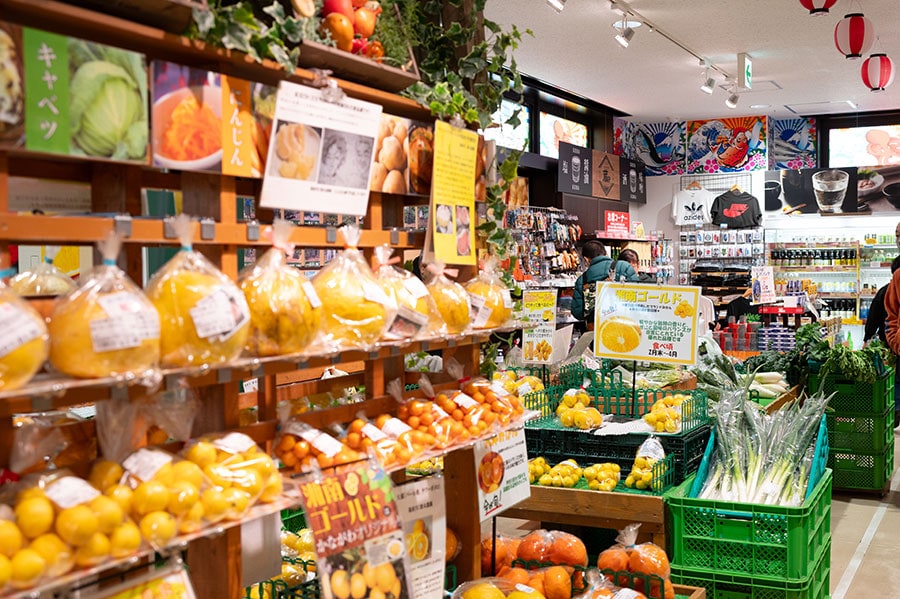 地元産の野菜や果物がずらり。湘南ゴールドを使ったドレッシングやお菓子などもたくさん売っています。