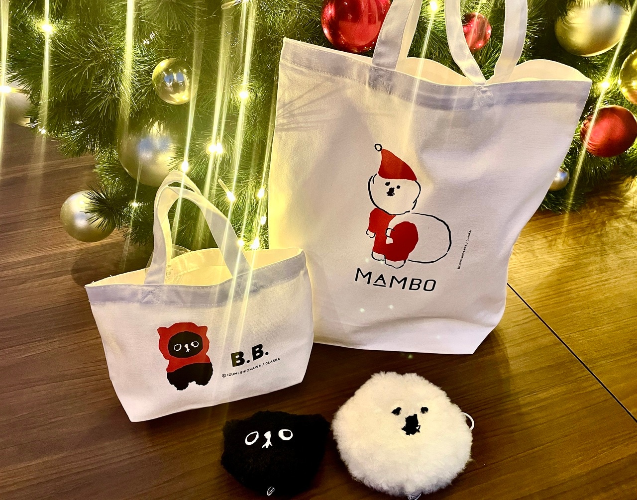 左上から時計回りに、「B.B. キャンパストートSS」1,650円、「MAMBO キャンパストートM」2,200円、「MAMBO ぬいぐるみリールパスケース」2,750円、「B.B. ぬいぐるみバッグチャーム/カオ」1,760円。