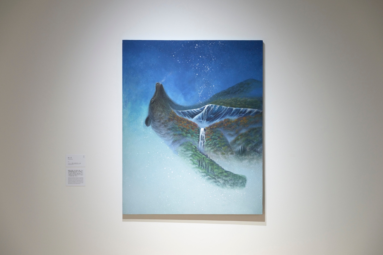 『解ける者』（2021）……狩猟免許を取得後、地元の猟友会に所属し、初めての有害鳥獣駆除業務で熊を解体した際の経験をもとに描いた作品。狩猟を始めるきっかけとなった阿仁マタギの地域にある安の滝や、県南の森林をはじめとする猟場。熊が生きる四季折々の山々が、解体されていく熊の身体と重なって見えた。