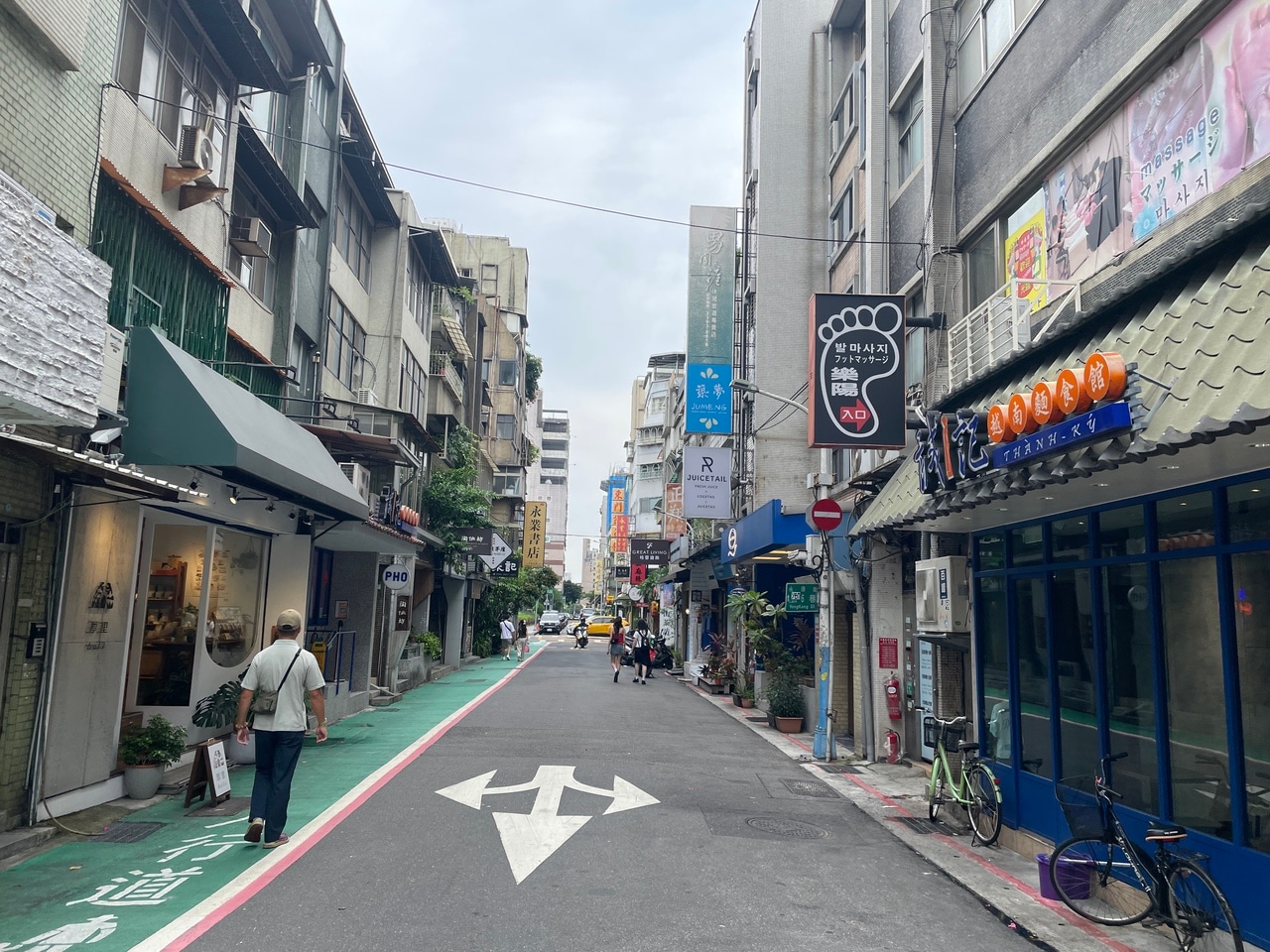 短いワンブロック内に雑貨店が密集しているので、まずは一通りのぞいてから気に入った商品を購入しましょう。