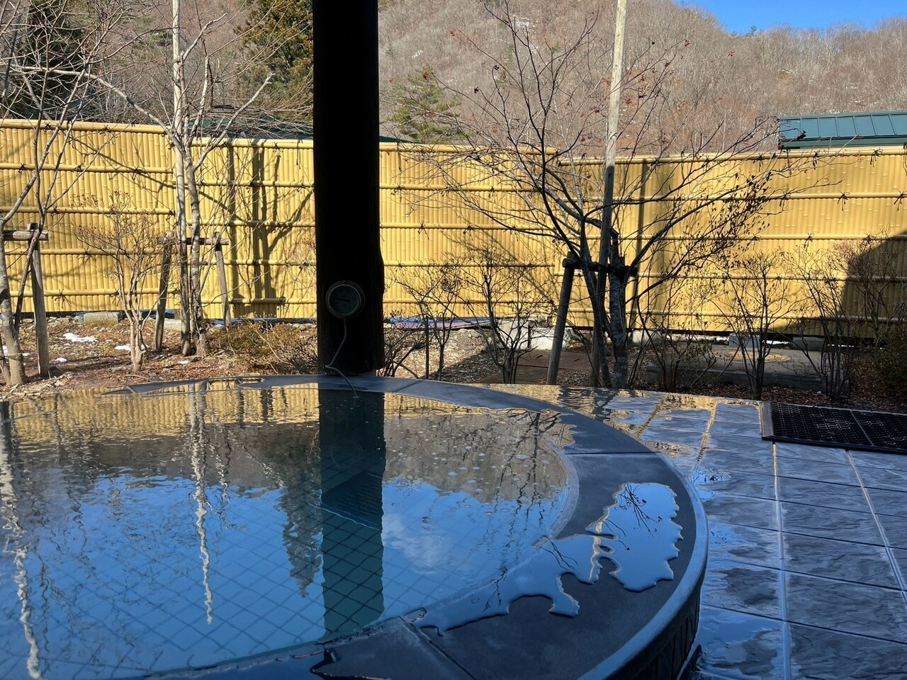 化粧水のようにトロトロの、強アルカリ性の湯が自慢。「新山根温泉 べっぴんの湯」の露天風呂。