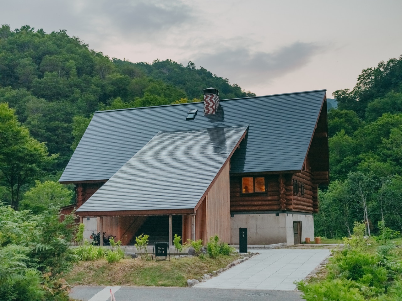 風格のあるログハウスの1階はレストラン「青山緑水(せいざんりょくすい)」とレセプション、2階には4室のスタンダードルームがあります。