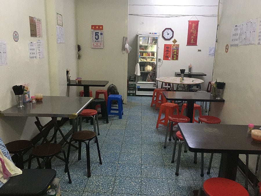 床のタイル、テーブルの雰囲気、ばらばらな色の椅子……これぞまさに台湾感。