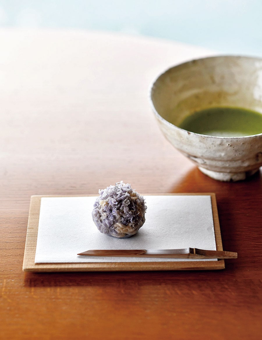 ラウンジの和菓子カウンターでは季節のきんとん。