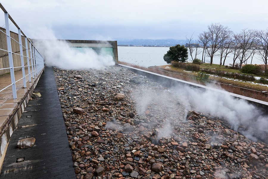 科学館には中谷氏が晩年研究の拠点にしていたグリーンランドの氷河から運んだ石の中庭が。宇吉郎の次女で、アーティストの中谷芙二子による「霧の彫刻」も楽しめる。雪の科学館には自然に思いを馳せる贅沢な体験が待っている。