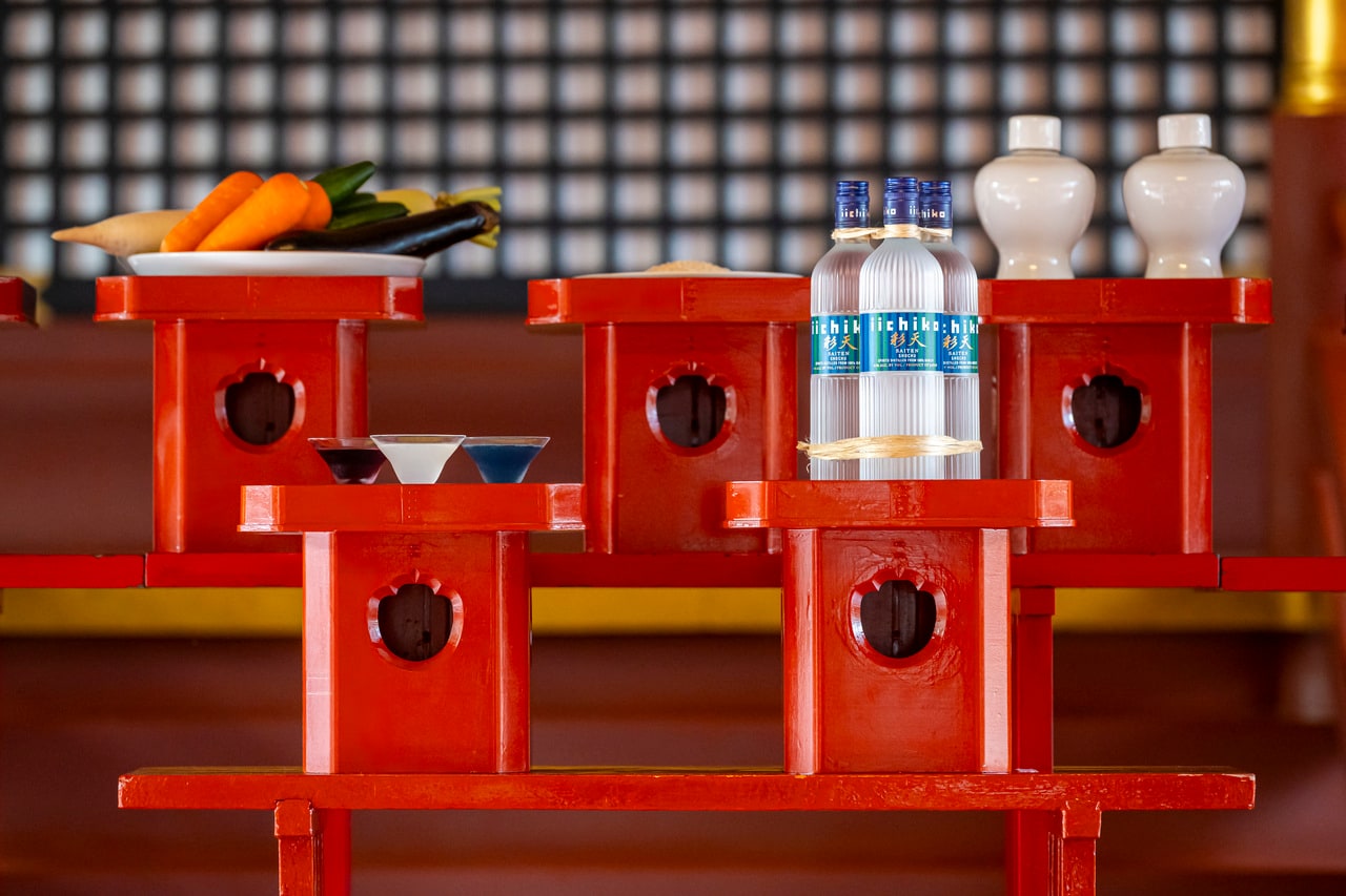 奉納された「iichiko彩天」と3種類のカクテル。