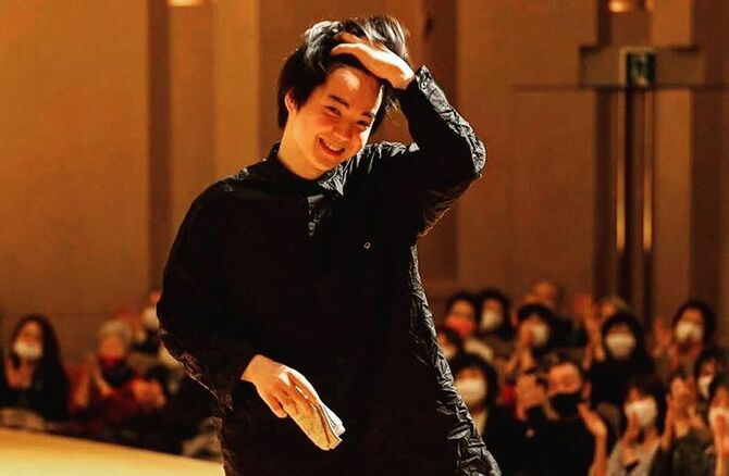 演奏後の一コマ。右手にはゲン担ぎのハンカチが ©王子ホール/白井淳太