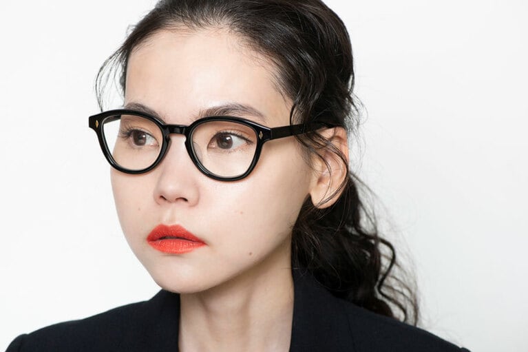 明るく透明感のある肌に眼鏡の黒が映え、眼鏡のボリューム感を感じさせない仕上がりに。キリっと引き締まった目元に、リップの赤が女性らしさを感じさせます。