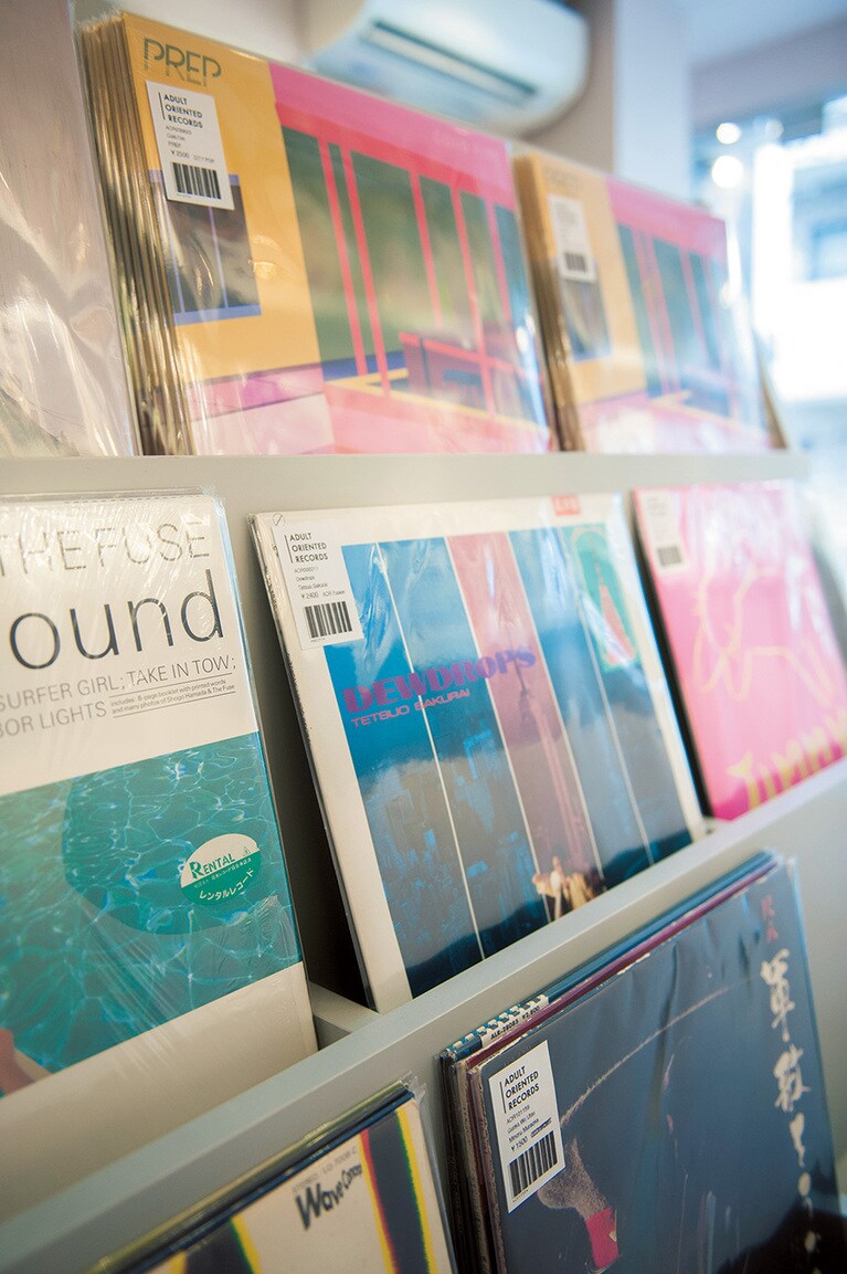 オリジナルレーベルのレコードも並ぶ。限定品もあり行列ができることも。