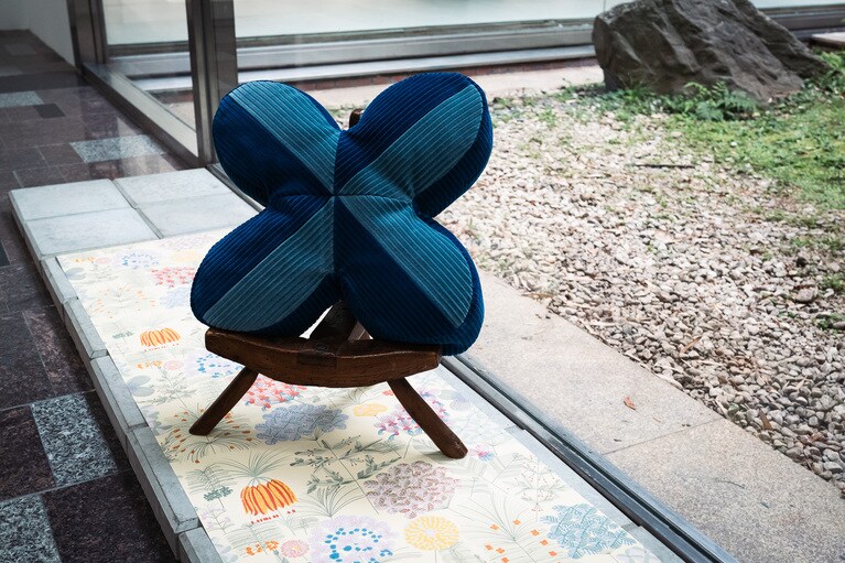 フェリーチェ・リックス＝ウエノによるテキスタイルデザイン「Palamos」からインスピレーションを受けて、ラフ・シモンズがデザインしたクヴァドラ社のテキスタイル「Phlox」を使用した作品。97,900円。