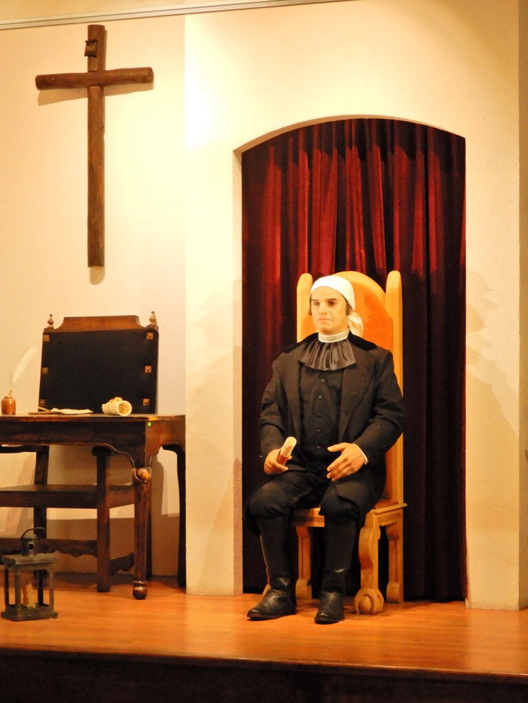 トレードマークのスカーフを頭に巻いたモレーロスが座っているが……。