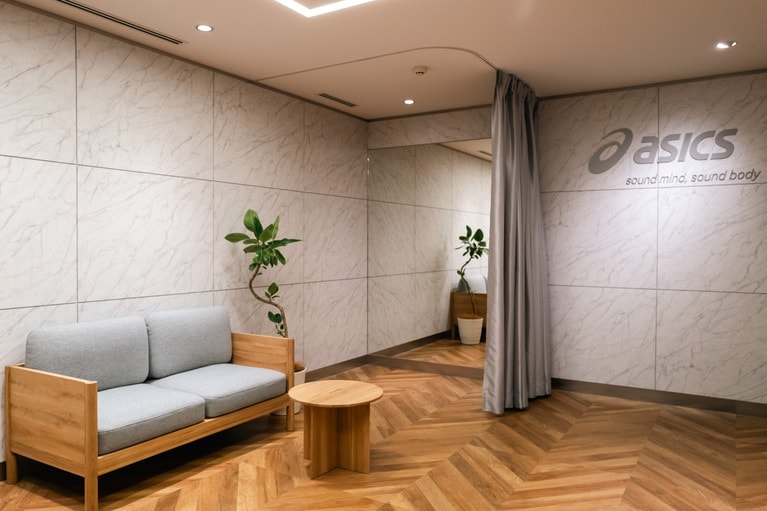 「プライベートラウンジサービス」を行う4Fのフロア。1回3,300円。要予約。