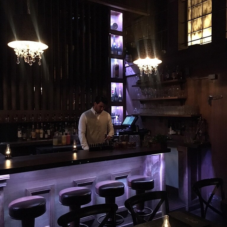 「ガスランプ」は、カウンターもフロア席も要予約です！