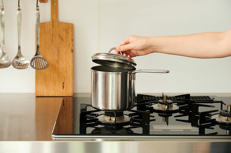 【ジェゲデ真琴さんの愛用品】「貝印」の小さい＆深い鍋。ショートパスタをゆでたり味噌汁を作ったり。口の小さなコンロにもジャストサイズ(ジェゲデさん私物)。
