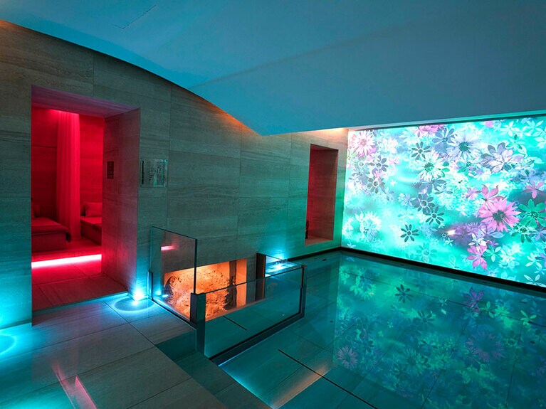 地下にあるトラヴェルティーノ大理石で統一された優雅なスパ。広い温水プールにメニューも充実。