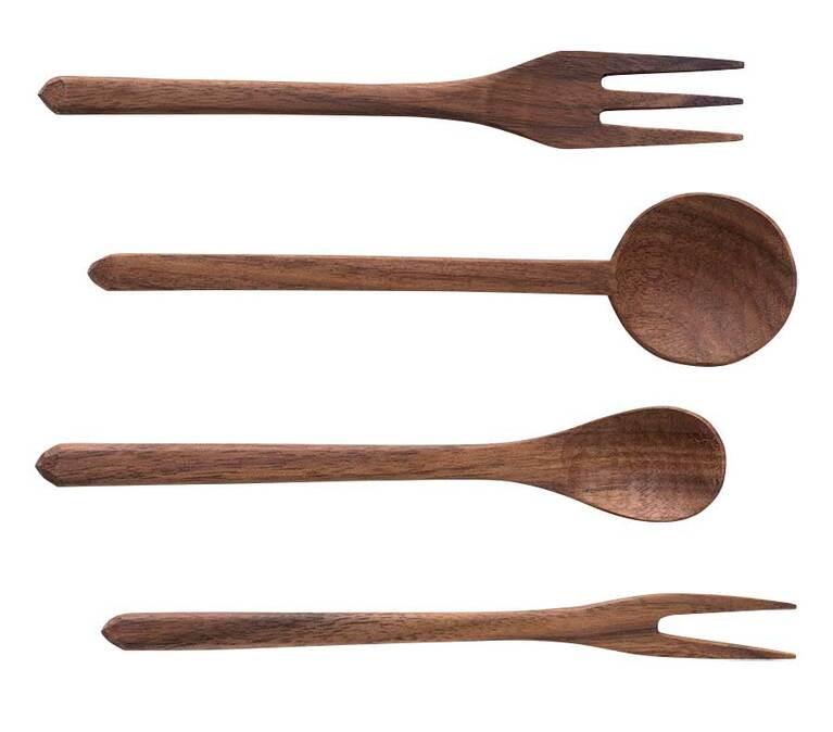 堀 宏治さん「天然木カトラリー」上から：みつまた 2,000円、小まる匙 2,000円、小匙 1,600円、ふたまた 1,400円。