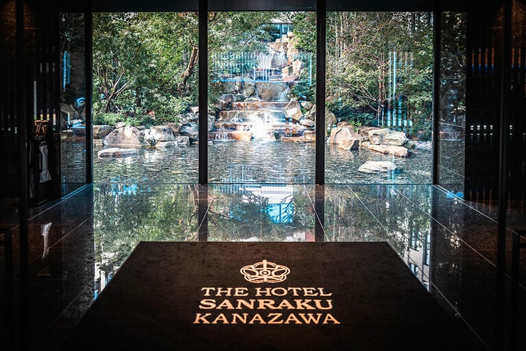 ホテルに入った瞬間に目に飛び込んでくる中庭の滝。