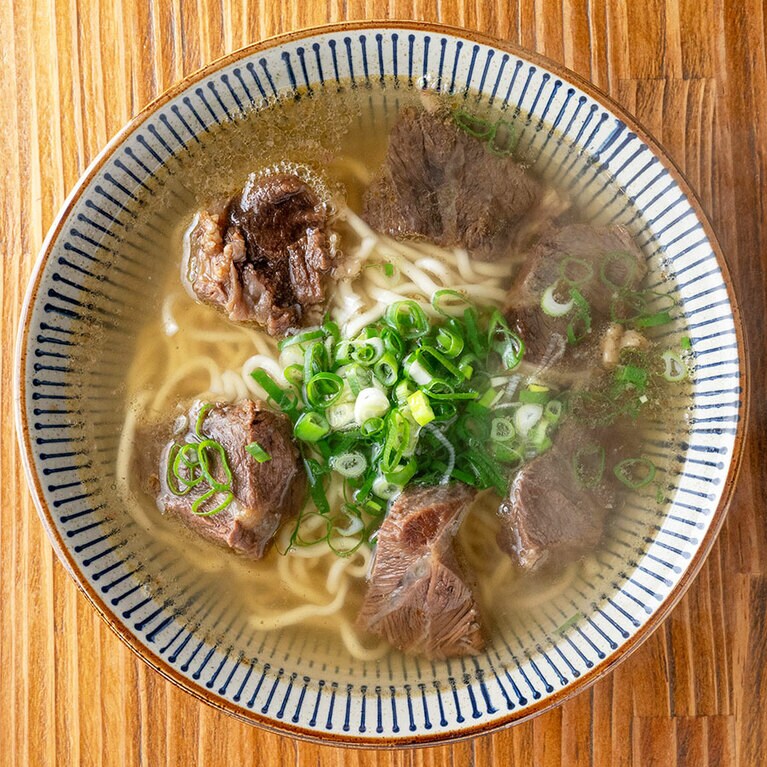 あっさり塩味の「清燉牛肉麺（細拉麺）」190元。