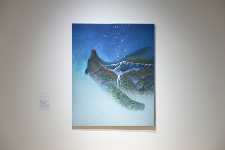 『解ける者』（2021）……狩猟免許を取得後、地元の猟友会に所属し、初めての有害鳥獣駆除業務で熊を解体した際の経験をもとに描いた作品。狩猟を始めるきっかけとなった阿仁マタギの地域にある安の滝や、県南の森林をはじめとする猟場。熊が生きる四季折々の山々が、解体されていく熊の身体と重なって見えた。