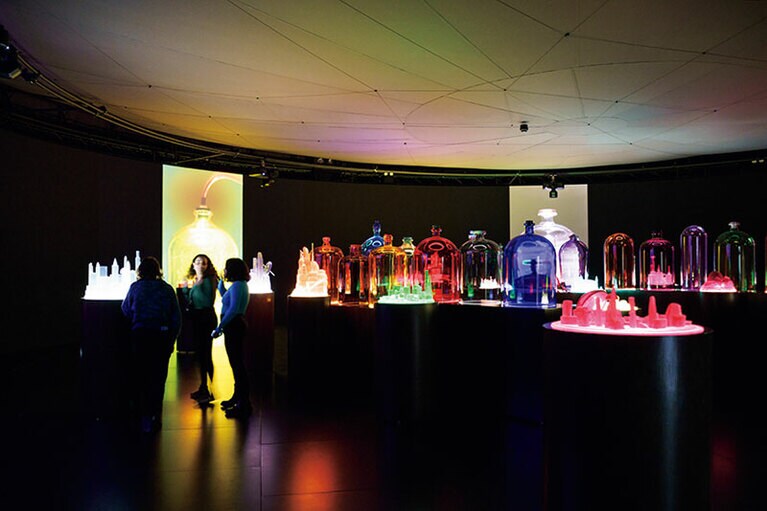 中央ホール、特設テント内のマイク・ケリー展「Ghost and Spirit」。