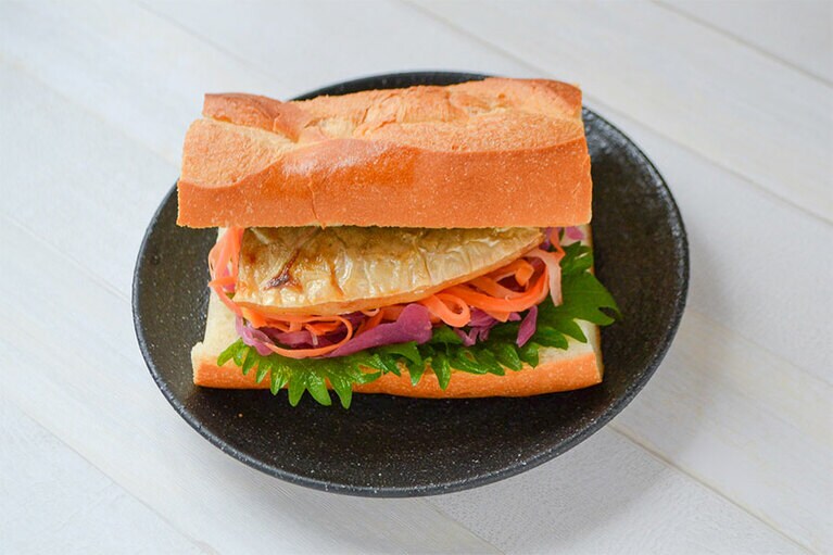 「レモンさばのバケットサンド」560円／TOUBEI。