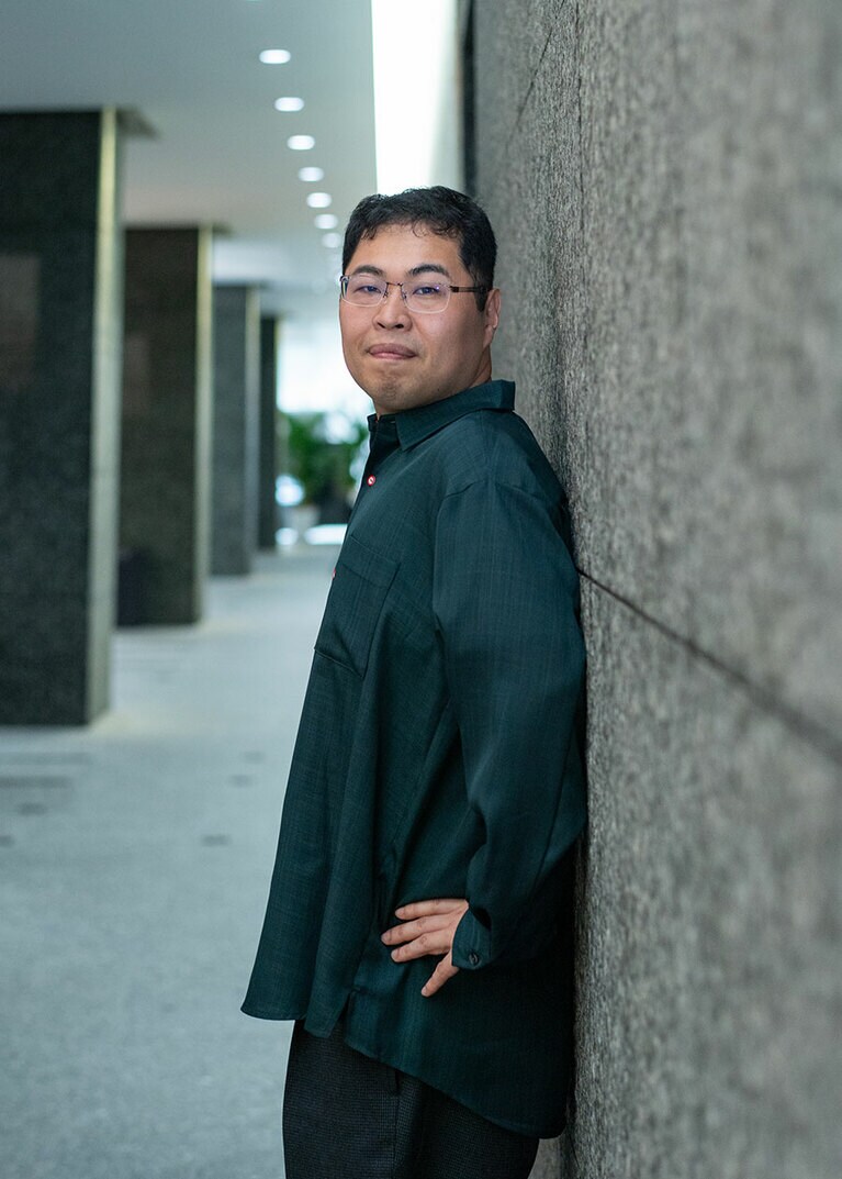 「愛の強さみたいなものに納得していただけると嬉しい」と話す河野裕さん。