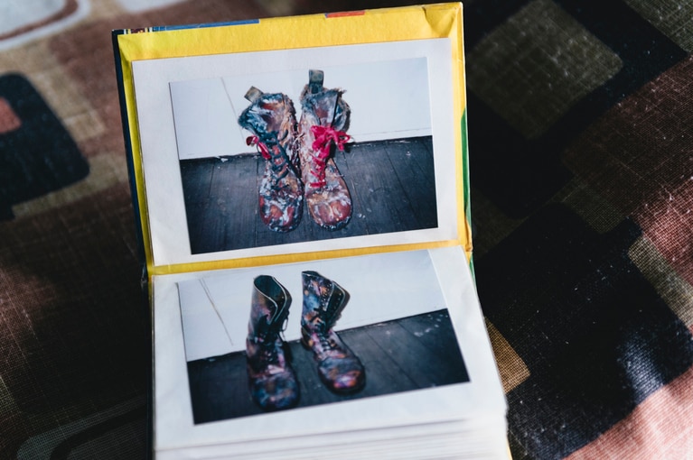 ヴィンテージブーツのペインティングに、後年、画家へと転身する才能の萌芽を見る。（本人提供）