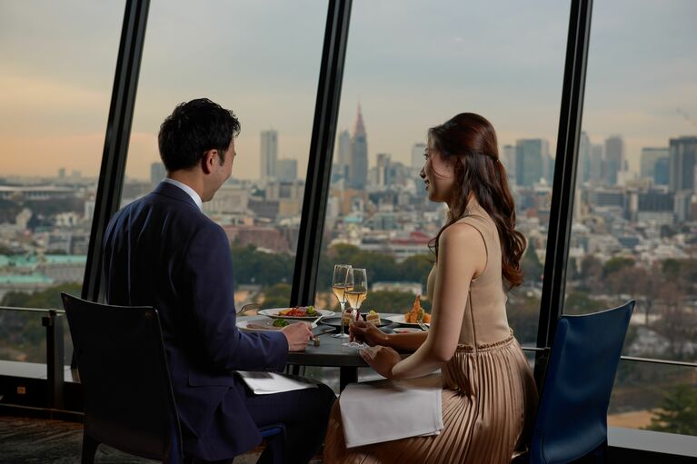 デートもホテル内で。