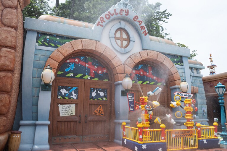 ジョリートロリーの車庫から放たれる水しぶきに子どもたちも大はしゃぎでした。