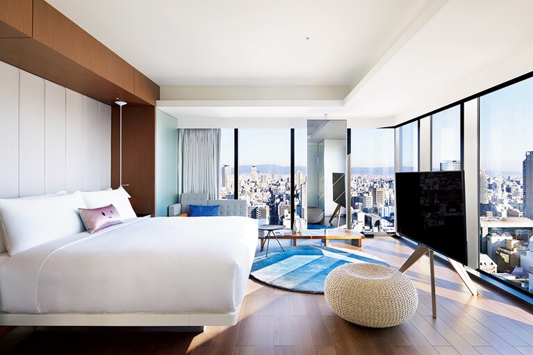 80㎡のマーベラススイートは名前も結婚記念にぴったり。コーナールームならではの圧巻の眺望。