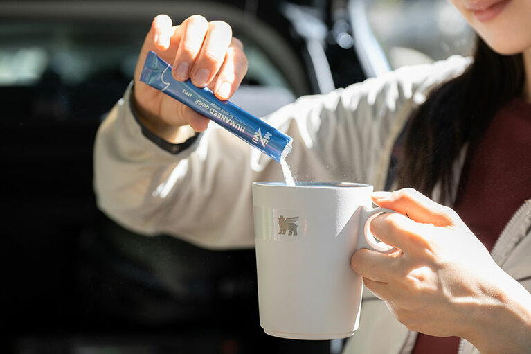 水に溶かすスティックタイプのMR／NUの経口補水液は、山へ常備しやすく、スタイリッシュなパッケージも気分が上がる。